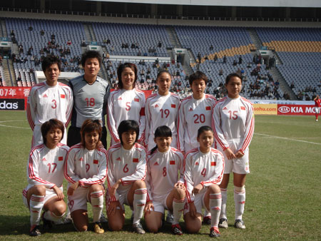 图文:四国赛中国女足VS英格兰 中国队首发