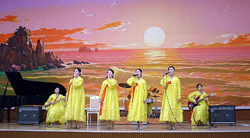 朝鲜女歌手合唱合奏中国歌曲《南泥湾》