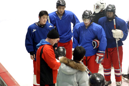 中国男子冰球队今天在芬兰籍外教亚莫和中方教