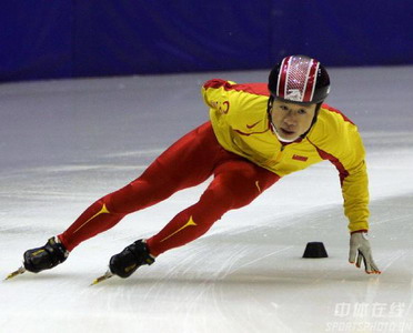 图文:中国短道速滑队训练 过弯道