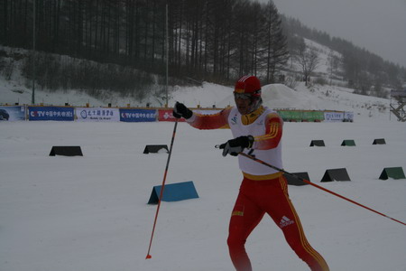 图文：越野滑雪男子30公里 李阁亮在比赛中