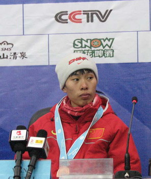 图文:亚冬会 越野滑雪传统5公里王春丽获得铜牌