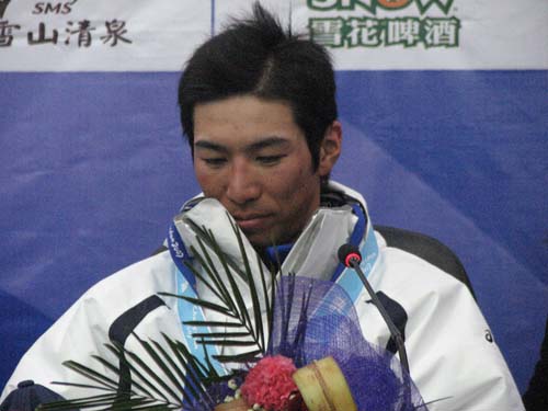 图文：越野滑雪男子自由30公里 日本选手获铜牌