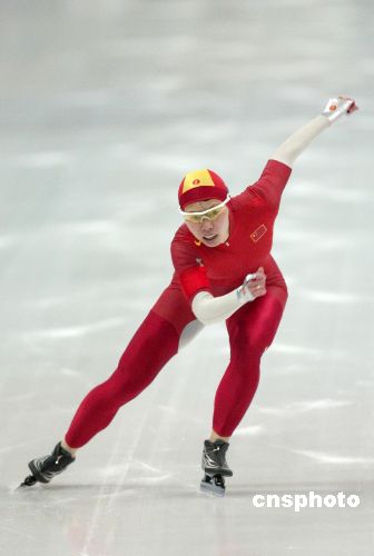 图文：速度滑冰女子100米 中国选手邢爱华冲刺