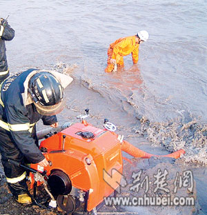 丹水池江滩突现2公里火龙 消防队员江中取水救
