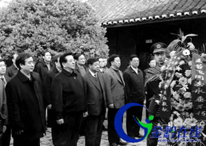 曾庆红与贵阳市花溪区湖潮乡磊庄苗族村村民共话新农村建设