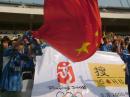 图文：中国女足VS美国 球迷挥舞国旗