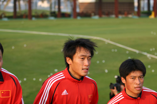 图文:国足博鳌放松训练 杜威和张耀坤慢跑
