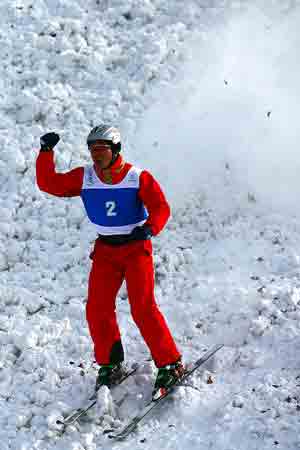 图文:韩晓鹏在自由式滑雪个人决赛 轻松落地