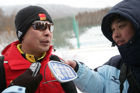 图文:越野滑雪队教练关惠明接受华奥搜狐采访