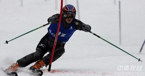 图文高山滑雪男子高山回转决赛滑雪路上