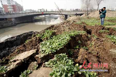 京杭运河余杭支河崩岸 航道堵塞船只被阻(组图)