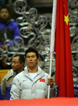 图文：第六届亚冬动会闭幕式 护旗手