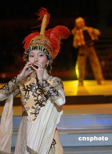 图文：亚冬会闭幕式 哈萨克斯坦女郎乐器表演