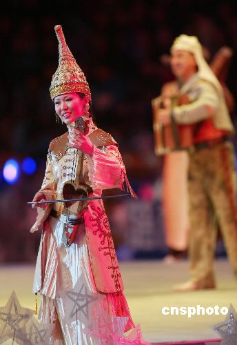 图文：亚洲冬季运动会闭幕式 哈萨克风情上演 