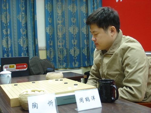 同里杯中国围棋天元赛半决赛在中国棋院201对局室上演,由周鹤洋vs陶忻