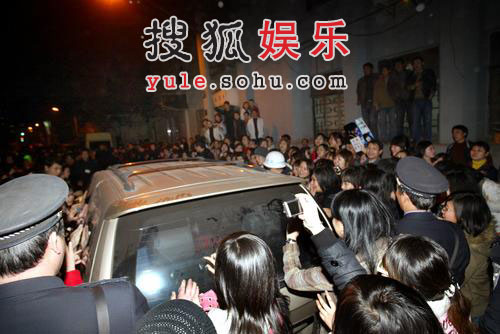 组图:东方神起上海庆生四面遇追 歌迷一路狂欢