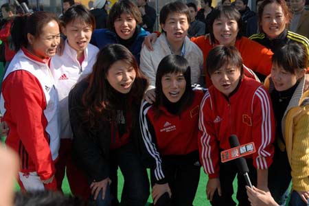 图文:老女足助威世界杯杭州赛区 老女足合影