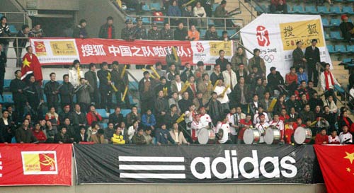 图文：中国队2-1哈萨克斯坦 啦啦队球迷助威