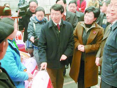 2月5日,李崇禧在峨边彝族自治县沙坪镇看望困难职工.