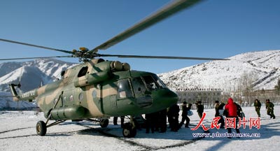 新疆军区派直升飞机为边防连队送年货(组图)