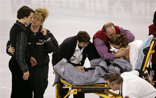 图文:花滑四大洲锦标赛 加拿大选手接受抢救