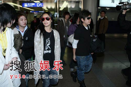 图文：香港组合Twins同机抵达首都机场