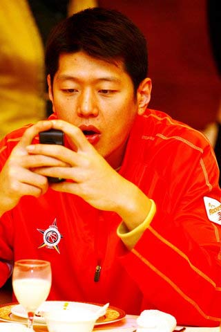图文:义乌政府欢迎午餐 莫科玩手机-搜狐体育