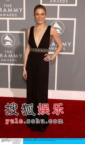 图：歌手黎安·莱姆斯大V低胸礼服亮相红毯