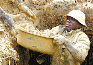 刚果的矿工在开采金矿.(资料图片)
