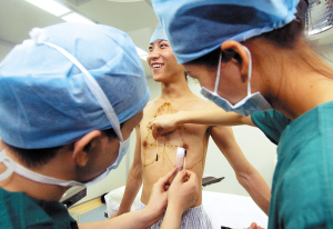 在广州某整形美容医院完成了丰胸手术,迈出了从男性变为女人的第一步