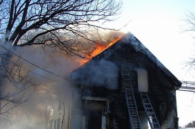 戴尔笔记本起火 引发美国缅因州一栋民宅大火