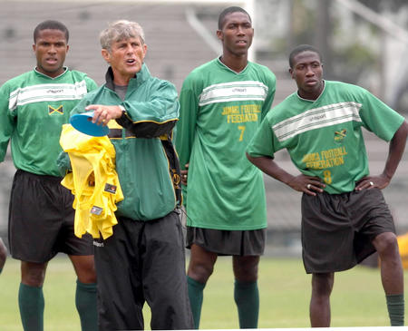 2月16日,牙买加国奥队主教练米卢蒂诺维奇(左二)在指导队员训练