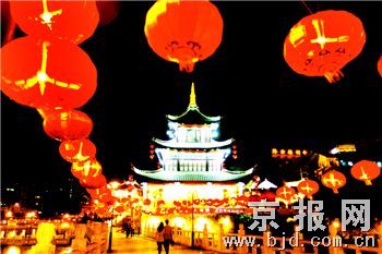 图:2月16日,贵阳市甲秀楼春节庙会开始亮灯,贵阳标志性建筑甲秀楼古