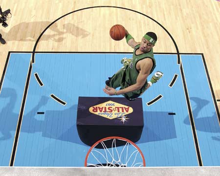 NBA图:扣篮大赛精彩纷呈 格林眼中只有篮框