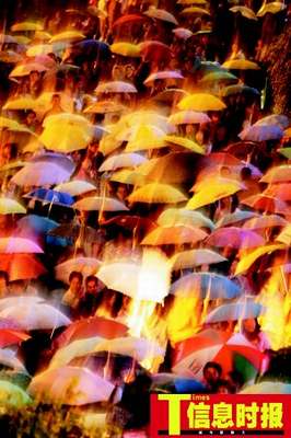 广州数十万市民冒雨现场观看焰火晚会(组图)