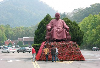 慈湖因蒋介石奉厝而闻名,也是大陆观光客最希望参访的观光景点与建筑