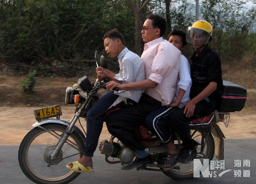 海南农村:摩托车如此飞驰太危险(图)