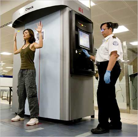 美国安检开始使用透视仪 乘客担心身体曝光(组