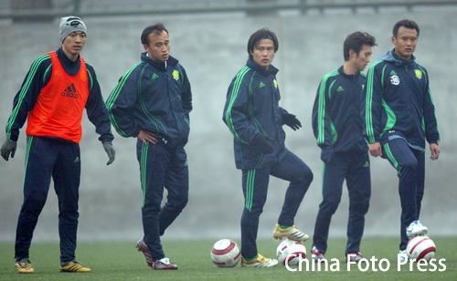 图文：北京国安备战中超新赛季 众队员在训练中