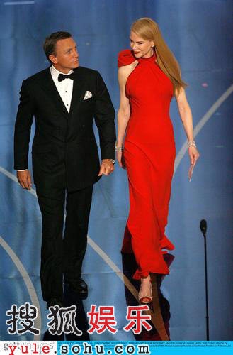 图：新科007丹尼尔-克雷格和妮可一同颁奖