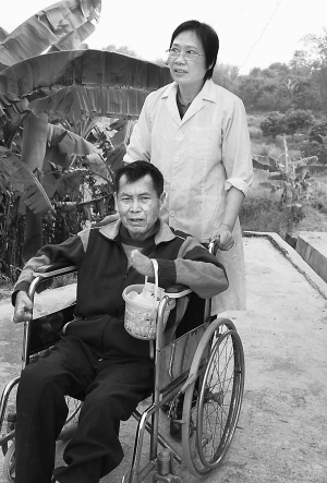 在广东潭山康复新村,傅宝珠推着一位麻风病康复者外出散步.
