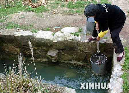 2月28日,重庆市渝北区石坪镇环山村村民在打水.