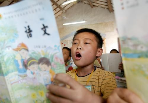 南京:外来工子弟背起书包上学堂