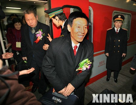 来自辽宁的全国政协委员乘坐火车抵达北京