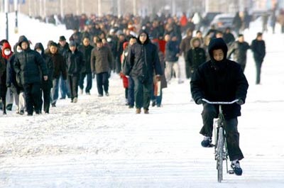 辽宁鞍山：暴雪过后第一天 百万市民步行上班