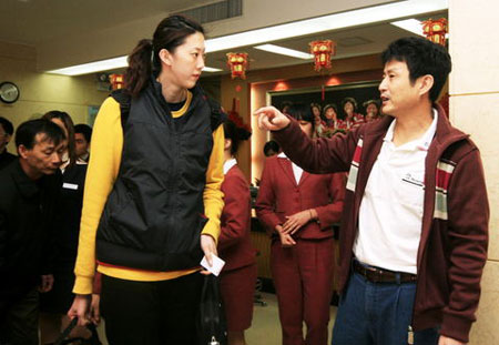 图文:中国女排抵达漳州集训 陈忠和问候队员