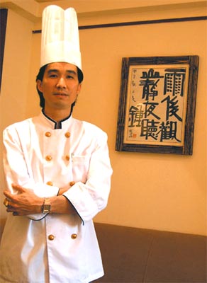 级考评员,现为保利山庄酒店行总厨,曾获2005年度