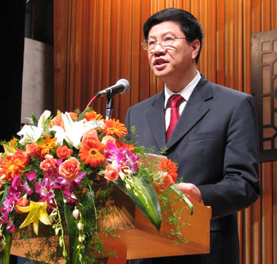 广州市委常委,宣传部长陈建华在首发式上作讲话