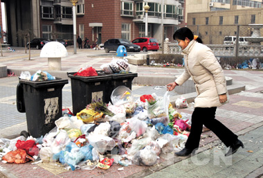 垃圾无人清运,小区环境脏乱不堪